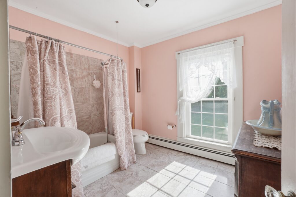 126 East Main Street, Searsport, ME 04974 – 039 – Bathroom 05