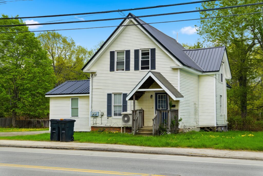 133 Elm St, Newport, ME 04953 – 004 – Front Exterior 01