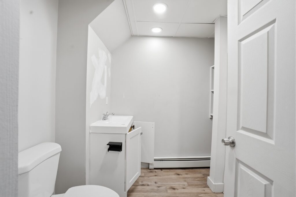 133 Elm St, Newport, ME 04953 – 020 – Laundry 03