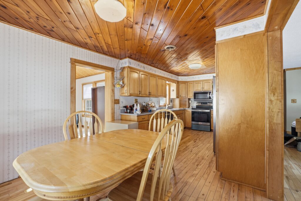 21 Independence Ln, East Millinocket, ME 04430 – 018 – Dining Room 01