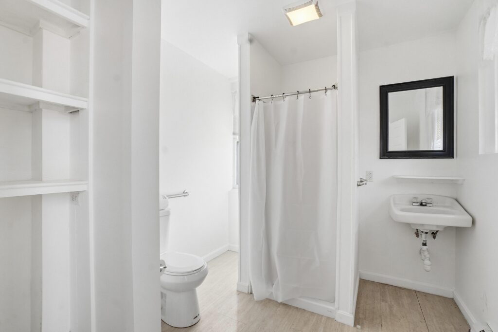 44 Center St, Bangor, ME 04401 – 024 – Bathroom 01