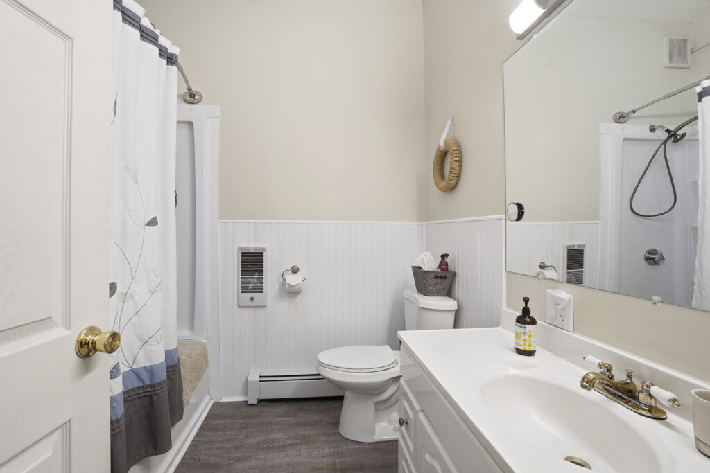 6 Mattanawcook St, Lincoln, ME 04457 – 023 – Bathroom 02